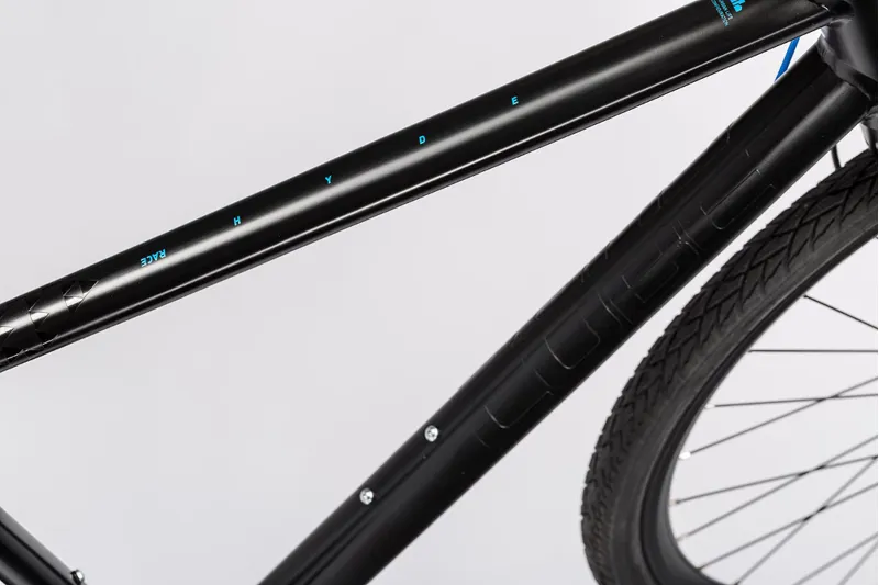 Dinkarville Draaien Voortdurende Cube Hyde Race Hybrid Bike 2016 Black/Blue