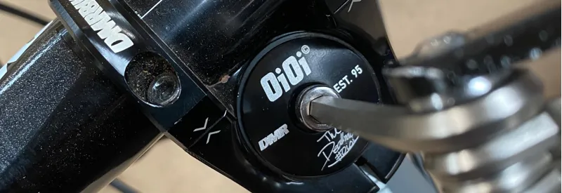 DMR 25 Year And OiOi Stem Cap Black / Black -5