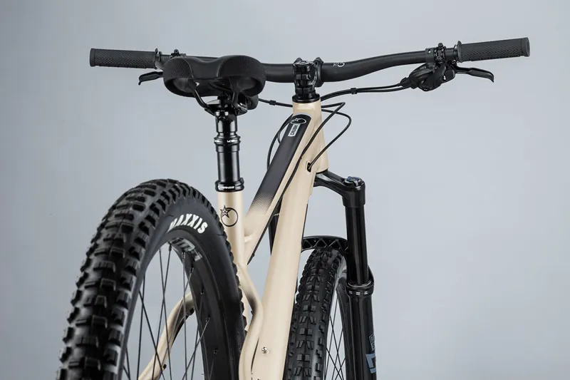 Orange Crush Pro Hardtail Mountain Bike 2022 Matt Sandy Playa-4