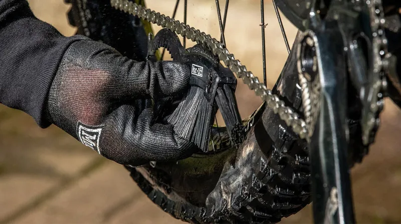 Muc-Off Claw Brush-3