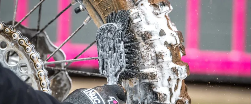 Muc-Off Tyre and Cassette Brush Black-1