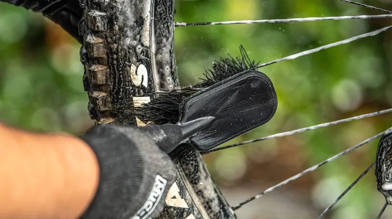 Muc-Off Tyre and Cassette Brush Black-2