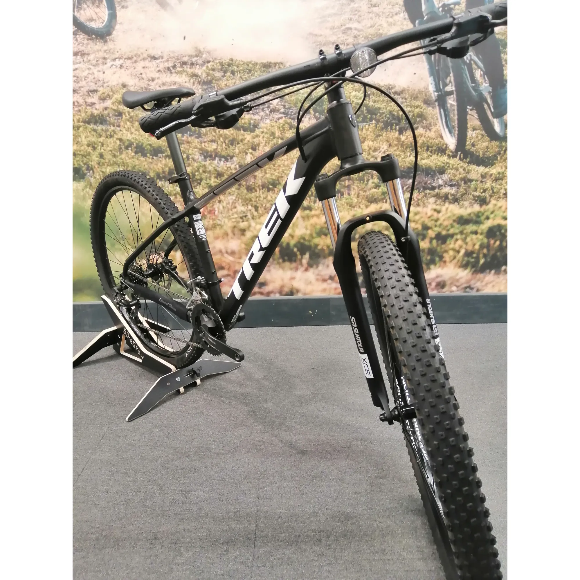 Second Hand Trek Marlin 5 Mountain Bike 2020 Matte Black/White Second Hand Trek Marlin 5 Mountain Bike 2020 Matte Black/White