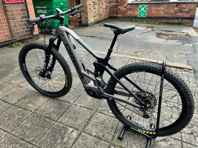 2nd Hand Orbea Wild FS H10 S/M Electric Mountain Bike 2022 Silver/Black-1