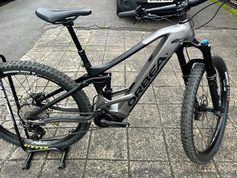 2nd Hand Orbea Wild FS H10 S/M Electric Mountain Bike 2022 Silver/Black-3