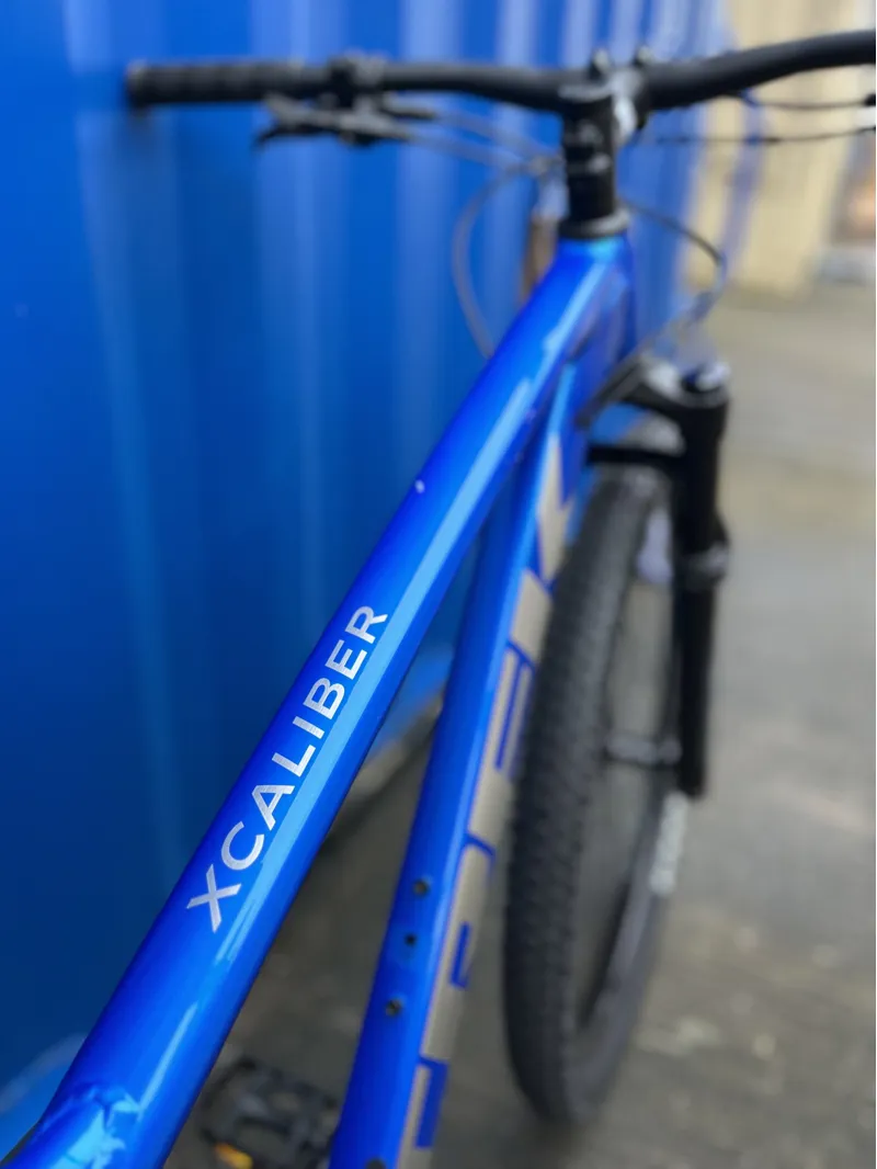 2nd Hand Trek Xcaliber 9 Mountain Bike M/L 2022 Blue/chrome-2