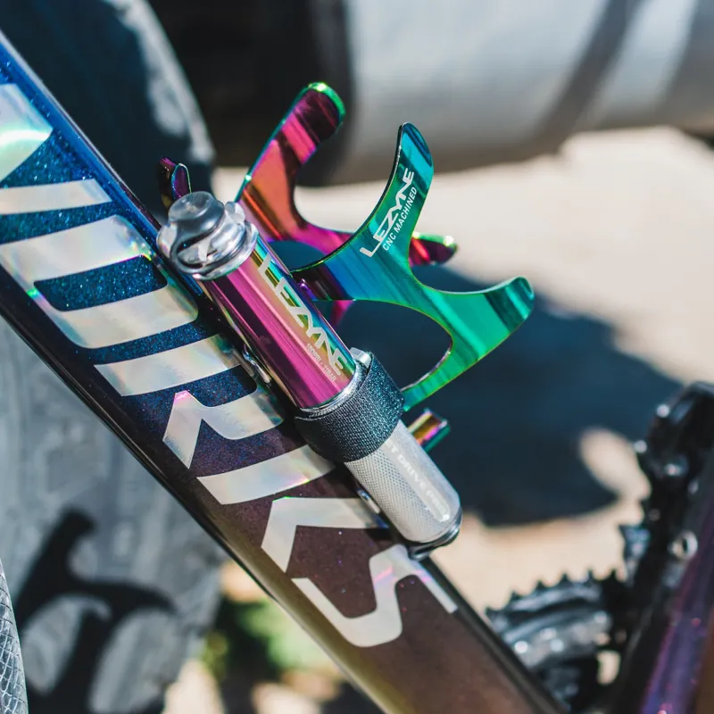 Lezyne CNC Aluminium Bottle Cage Neo Metallic-2