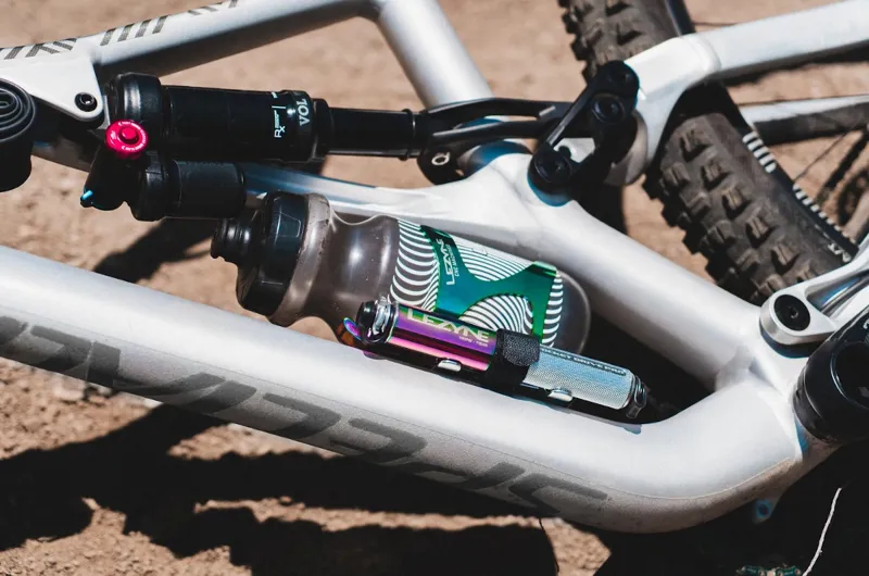 Lezyne CNC Aluminium Bottle Cage Neo Metallic-5