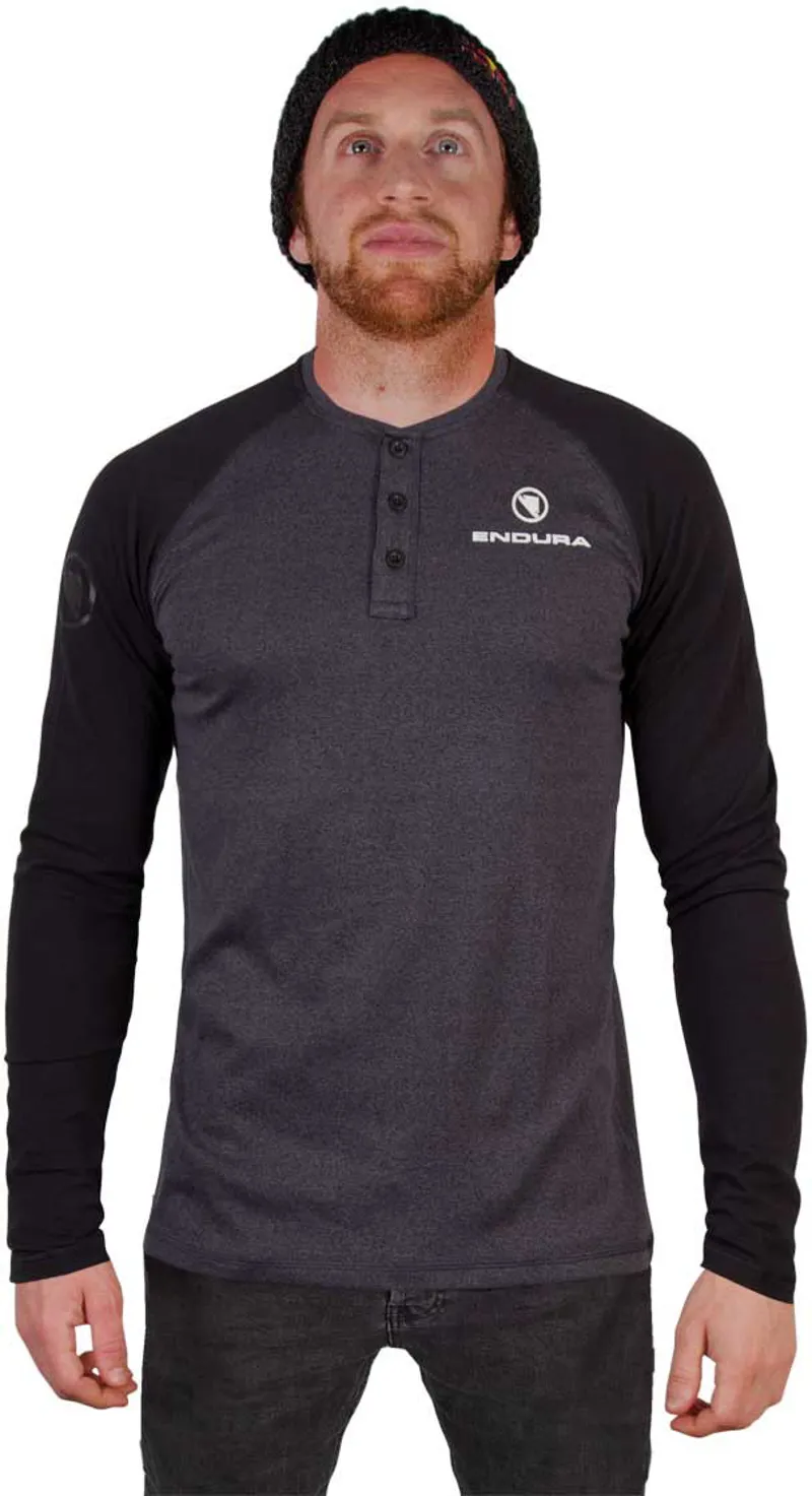 Endura One Clan Henley Raglan LS T-Shirt  Anthracite/Black-2