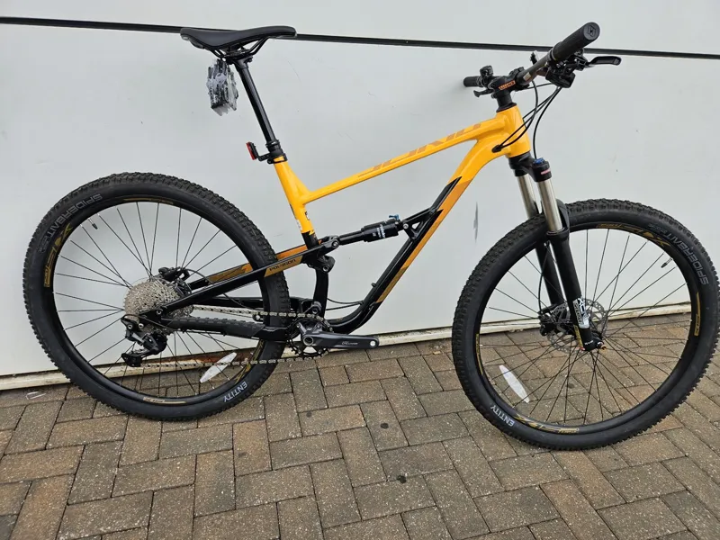 Ex Display Polygon Sisku D6 Large Mountain Bike Black/Yellow
