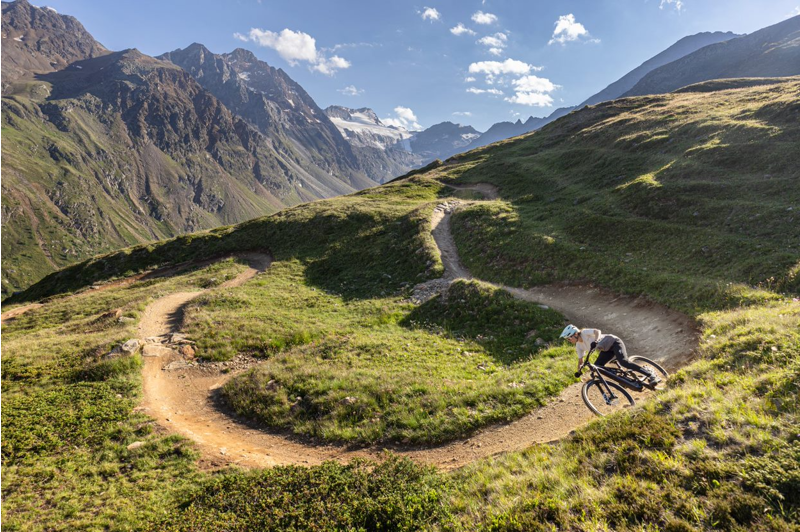 Specialized Levo SL S-Works Carbon Electric Bike 2023 Gloss White/Gunmetal/Silver Dust-10