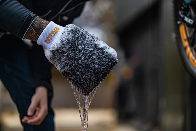 GTECHNIQ Microfibre Wash Mitt-2