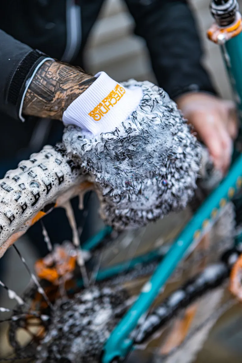 GTECHNIQ Microfibre Wash Mitt-6