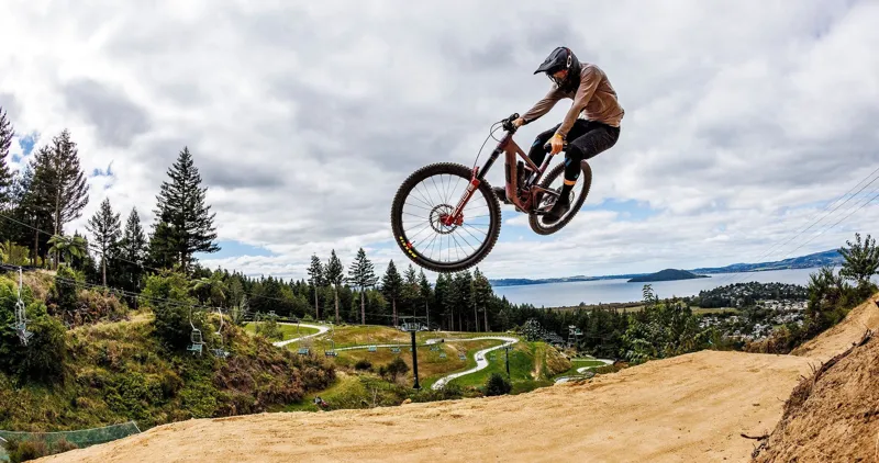 Santa Cruz MegaTower C 70 Mountain Bike 2026 Gloss Silver-1