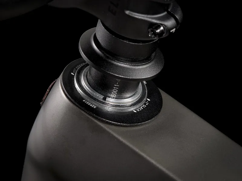 Trek Fuel EX 9.8 XT Gen 6 Mountain Bike 2023 Mulsanne Blue-9