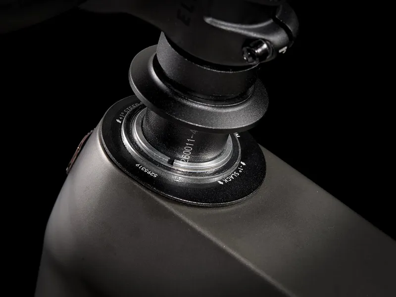 Trek Fuel Ex 9.9 XTR Gen 6 Mountain Bike 2023 Mulsanne Blue-9