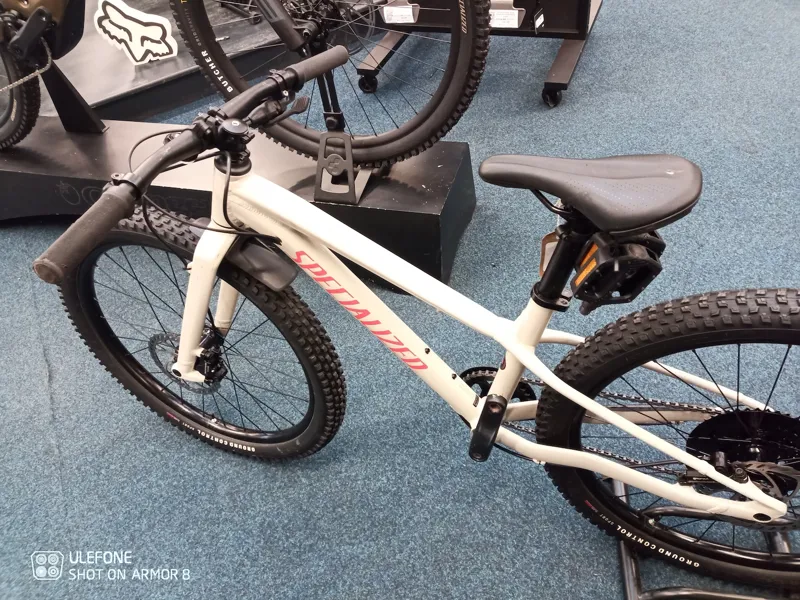 2nd Hand Specialized Riprock 24 Kids Bike 2025 Gloss White Amberglow-3