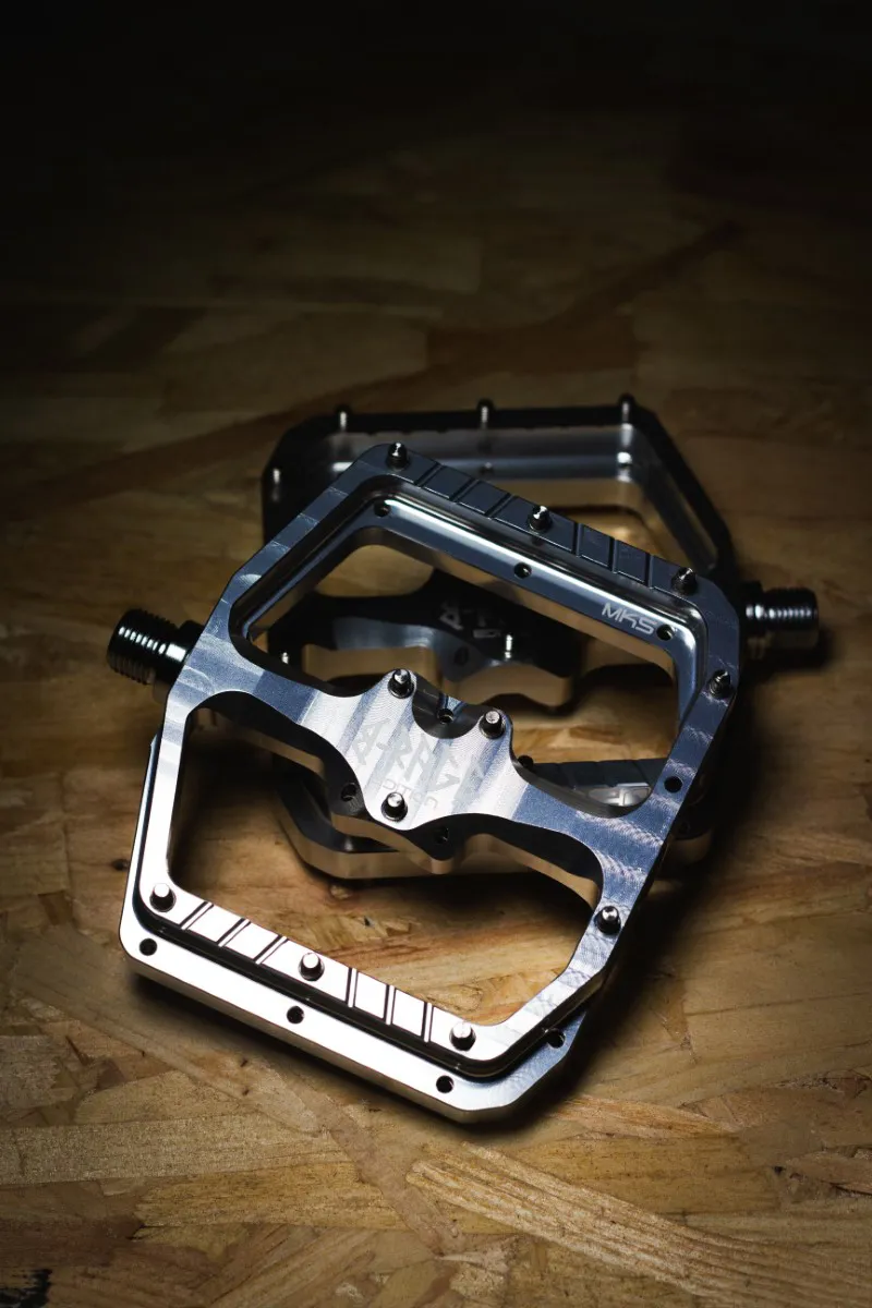 Burgtec Penthouse Flat MK5 B-Rage Edition Pedals Rhodium Silver-1