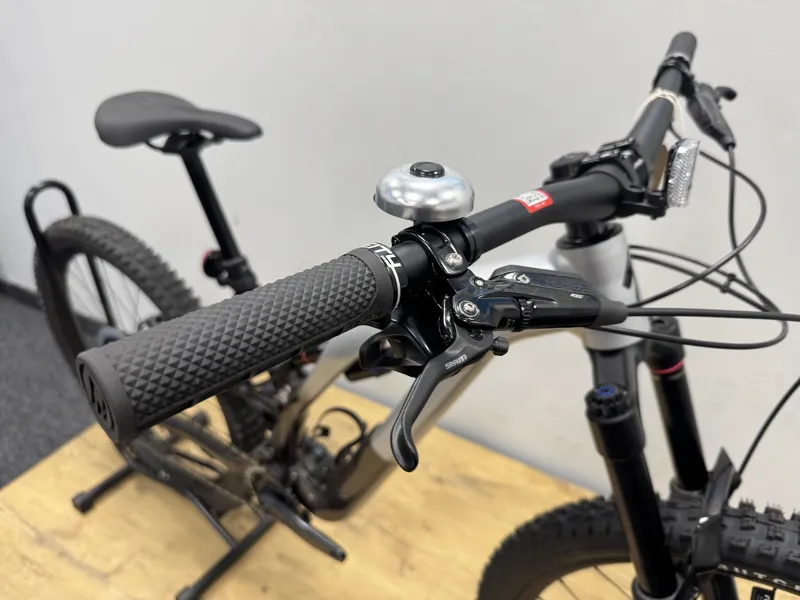 Ex Display Specialized Stumpjumper EVO Elite S2 Mountain Bike 2024 Gloss Silver Dust/Black Tint-4