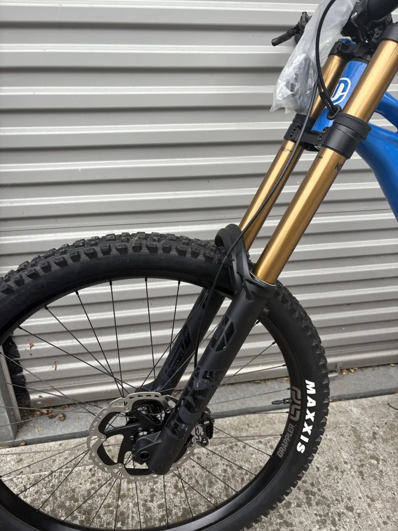 EX DEMO Mondraker Summum RR Mullet Medium Downhill Bike 2025 Carrera Blue-4