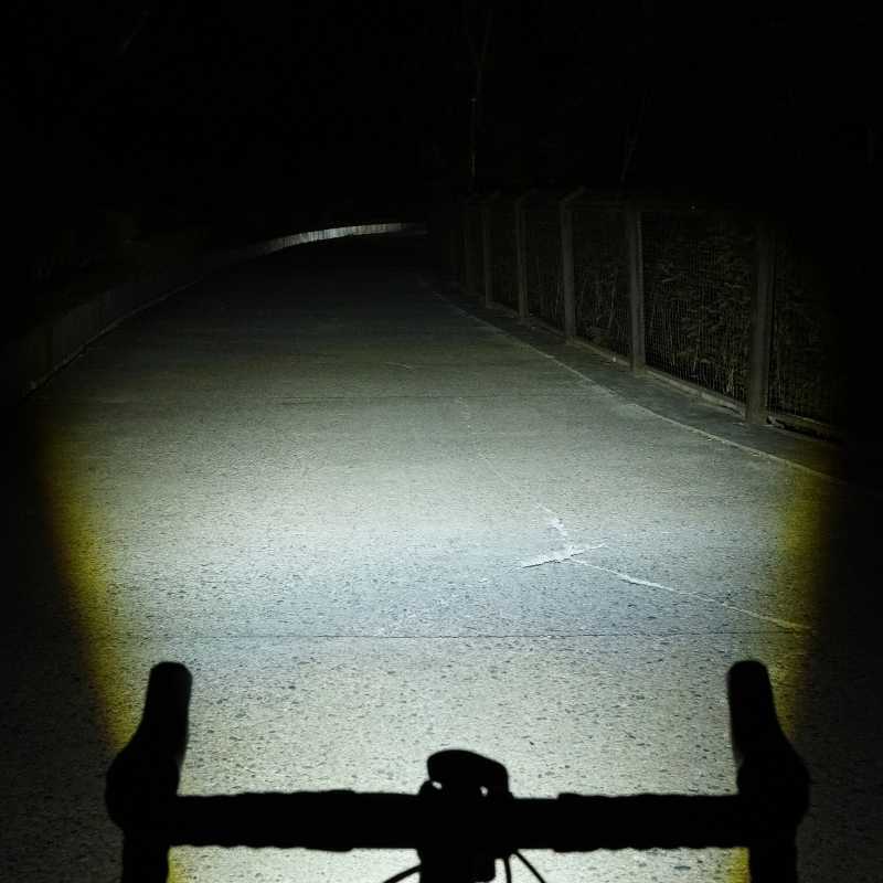 Ravemen FR1500 USB Out-Front Light-1
