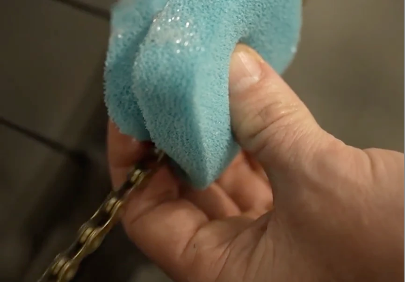 KMC DLC11 Speed Waxed Chain 118 Links Black/ Yellow-2