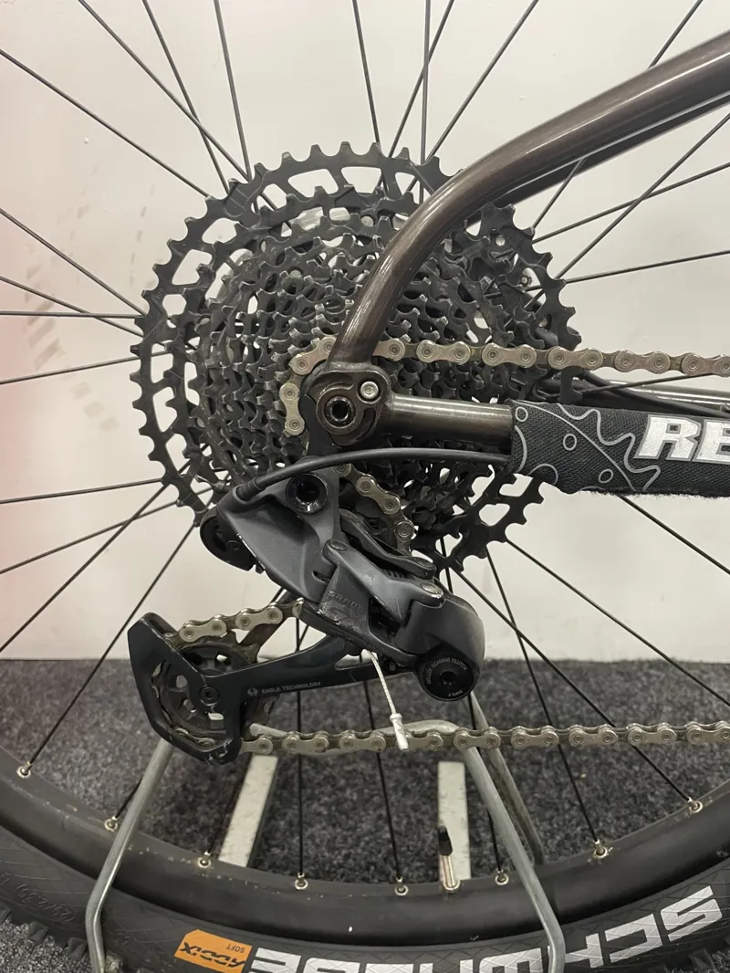 2ndHand On One Hello Dave XL Mountain Bike 2021 Dark Raw Gloss-4