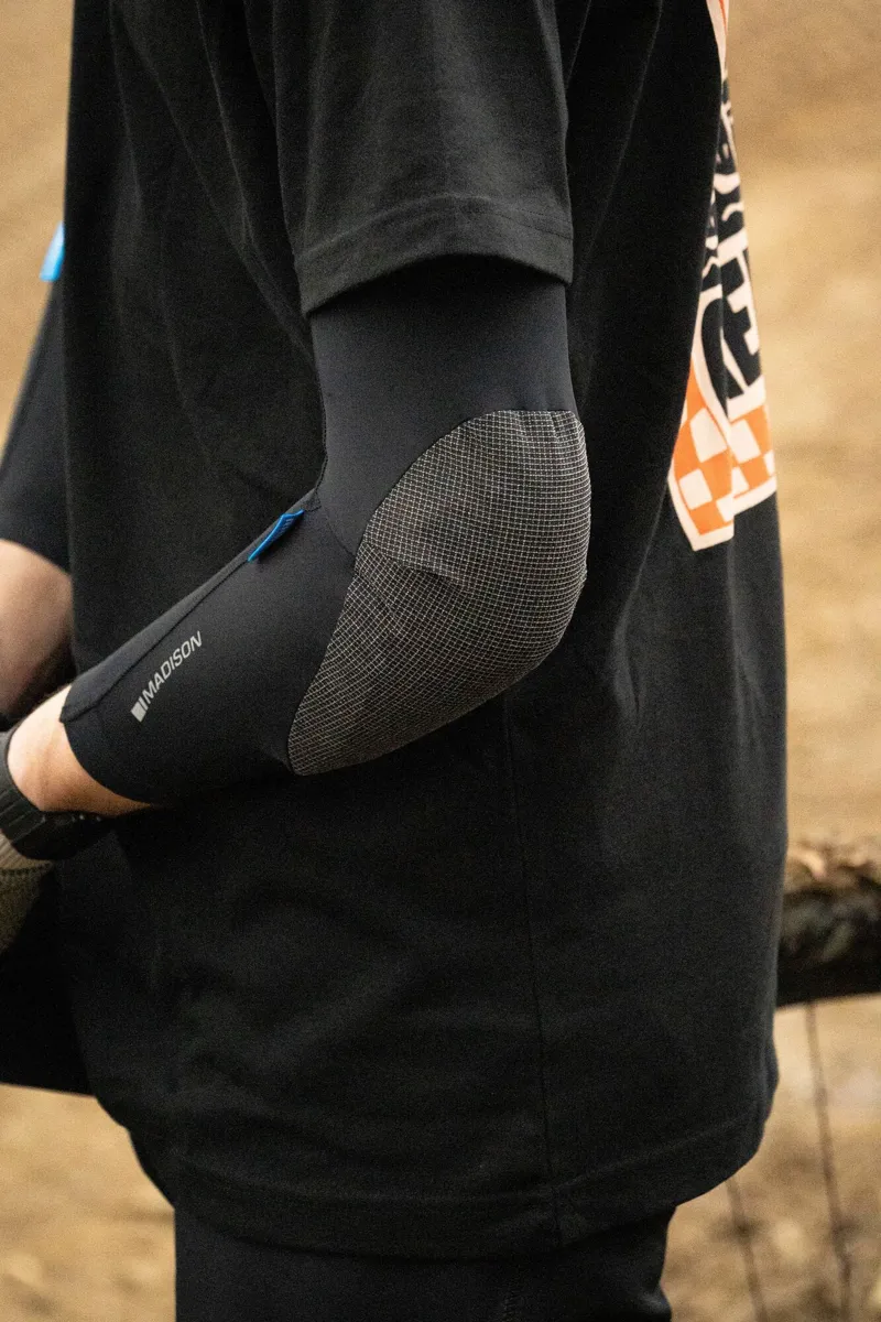 Madison Flux Ultra Light Level 1 RHEON Elbow Pad Set Black-1