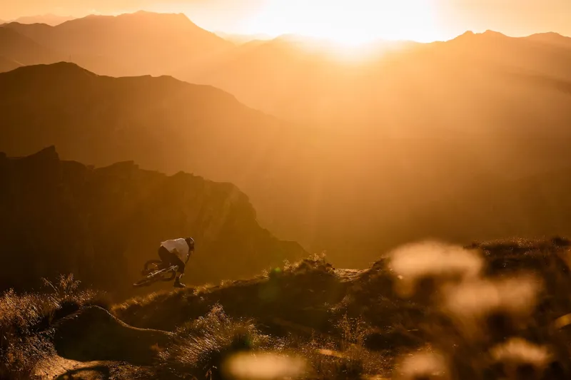 Santa Cruz Nomad CC MX 90 Mountain Bike Gloss Aqua Magenta-3