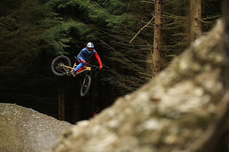 Santa Cruz Carbon Riser Handlebar 760mm Black-4