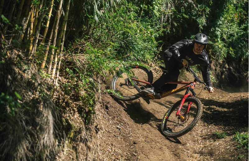 Santa Cruz Bronson C R 27.5 Mountain Bike 2021 Red Tide-5