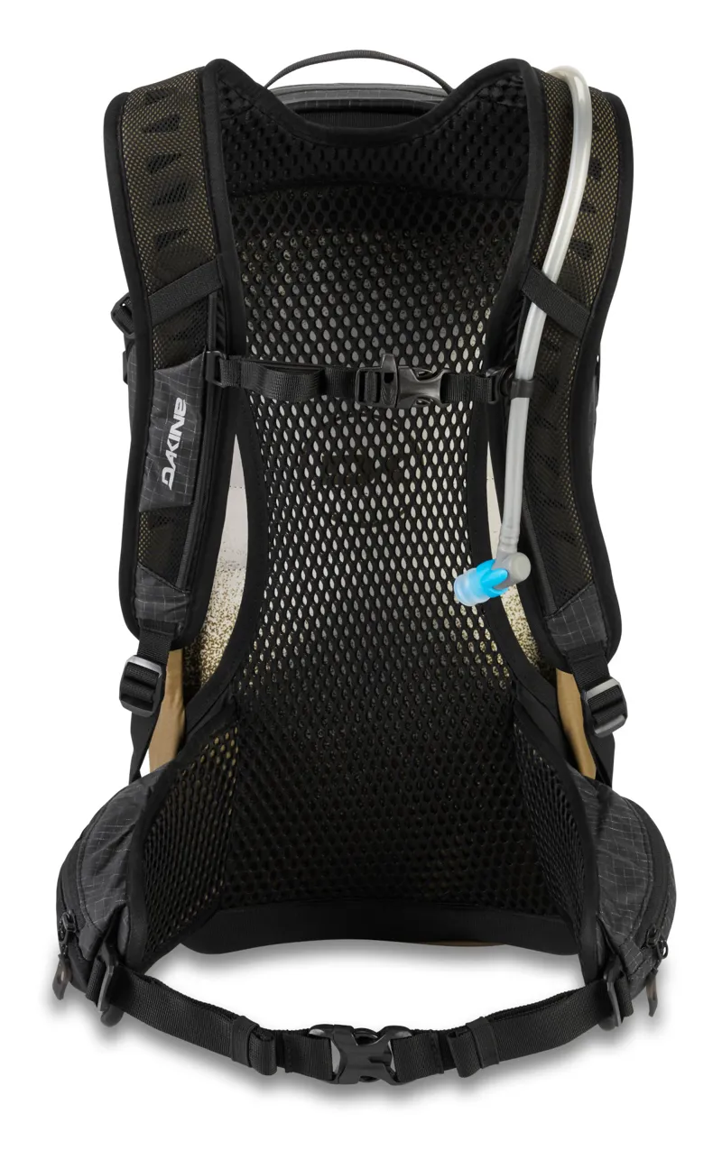 Dakine Seeker 18L Hydration Backpack Black-2