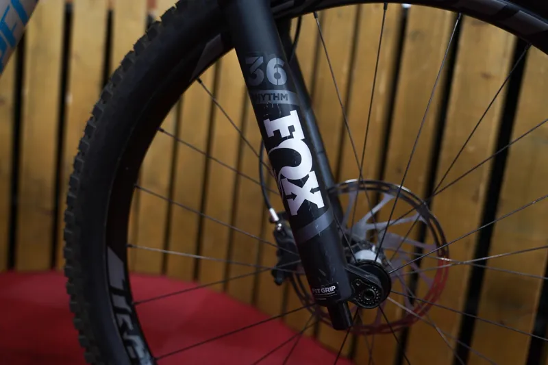 EX DEMO Specialized Enduro Elite Carbon 29/6Fattie Small White/Blue-6