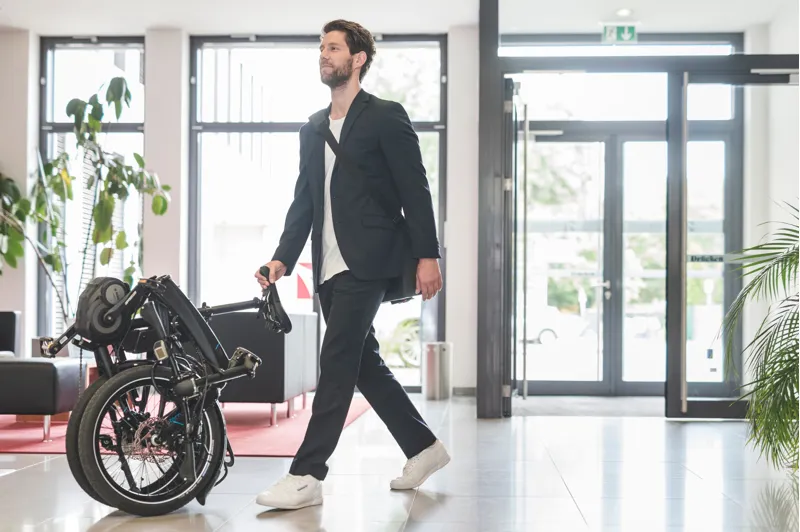 Tern Vektron S10 400 Folding Electric Bike Black-7