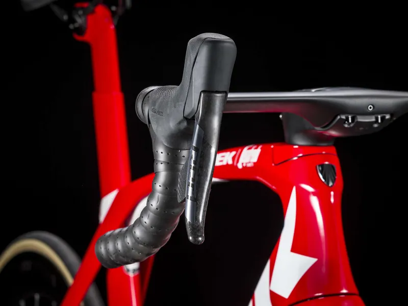 Trek madone SLR 9 Disc eTap Aero Road Bike 2020 viper Red / trek white-2