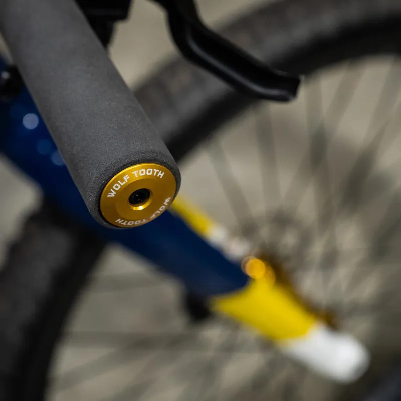 Wolf Tooth Alloy Bar End Plugs Black-1